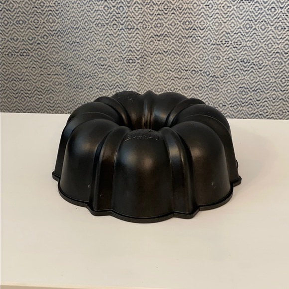 Nordic Ware 6-cup Bundt Pan - Picture 1 of 6